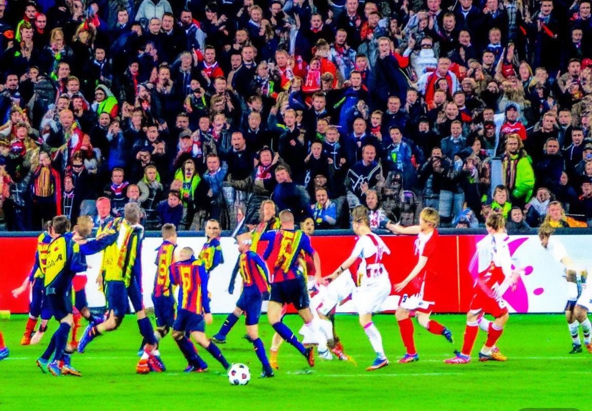 巴萨与斯拉维亚经典对决：球星瞬间与战术博弈(图1)